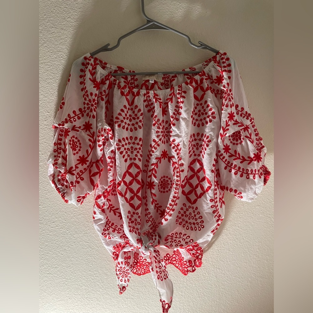 Off the shoulder Casting blouse. Ties in the front. Futs Med/Large